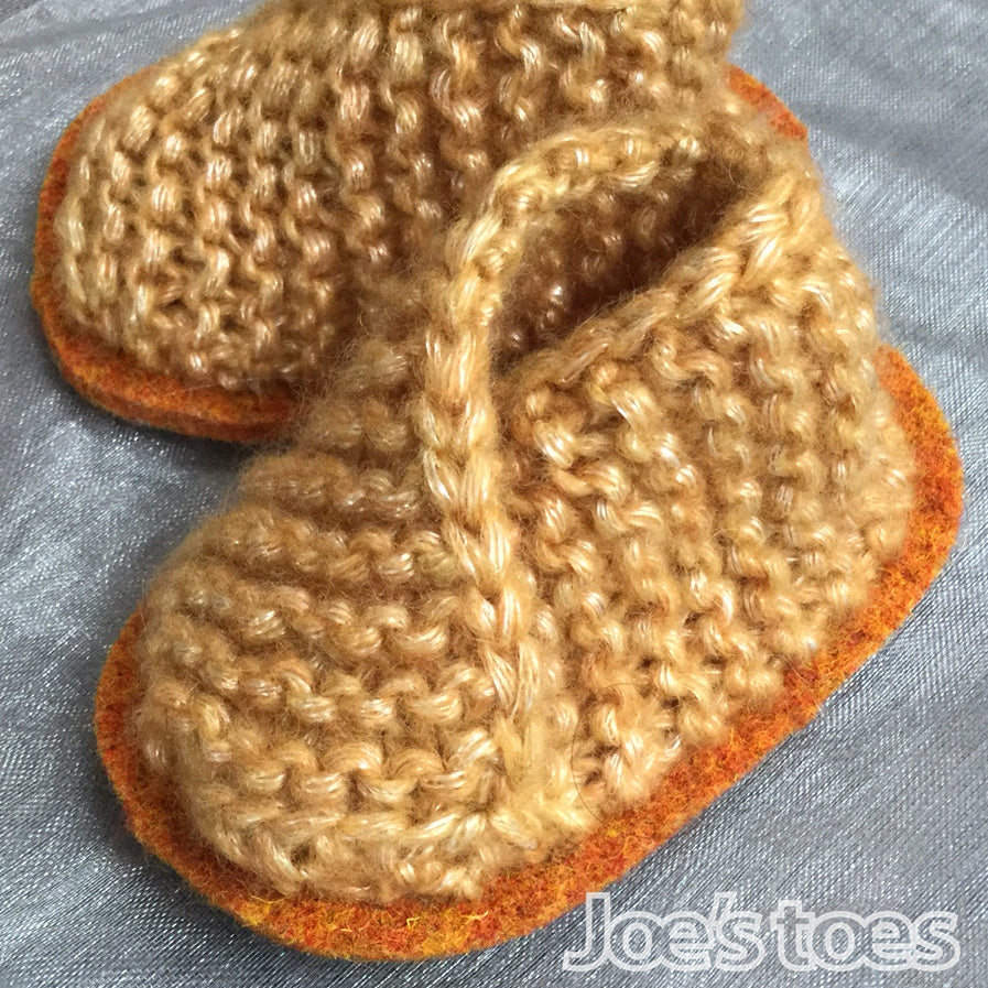 Easy Knit Baby Slippers in Gold Sparkle Yarn Baby 2.5-4 (6 to 12 Months) / with Fuchsia Soles
